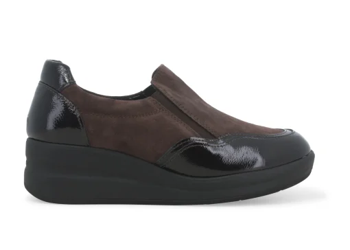 Sneakers Donna: Sneakers donna in vernice e camoscio moro r25641w