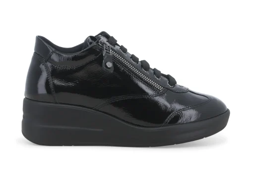 Sneakers Donna: Sneakers donna in vernice nero r25625w